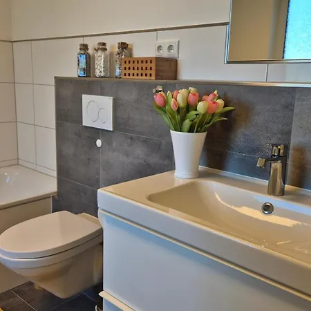 Geraeumige, Moderne Mit Pkw- Und Fahrradstellplatz - Nordland Apartmán Schwerin (Mecklenburg-Vorpommern)